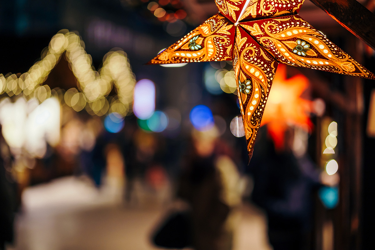 Kunstvoller Weihnachtsstern auf Adventmarkt